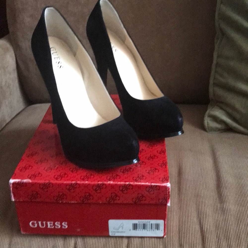 Woman guess gmamazef suede pumps.